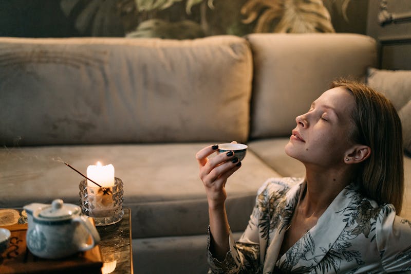 pexels-ivan-samkov-7162253 (2) egy nyugodt, kiegyensúlyozott nő a kávézóan